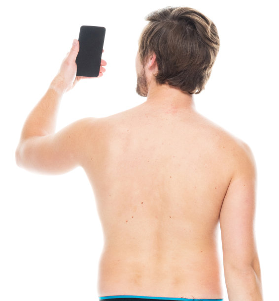 白人男性站在白色背景前用手机拍照图片下载