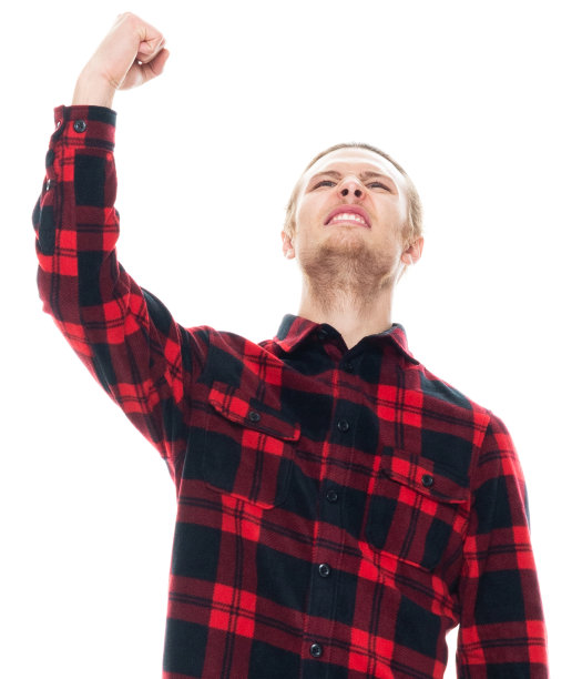 白人年轻男性穿着格子衬衫站在白色背景前图片下载