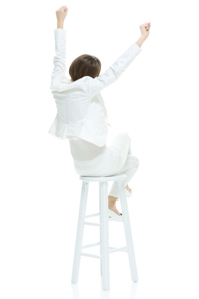 白人年轻女性商务人员休息在白色背景穿着商务服装图片下载