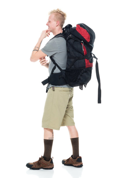 白人男性背包客在白色背景前穿着t恤和拿着包图片下载