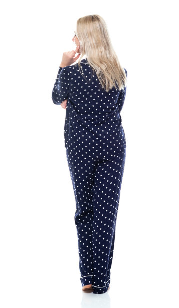 白人年轻女性穿着睡衣站在白色背景前图片下载