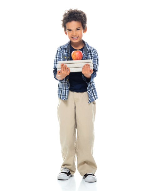 男生学生站在白色背景前，拿着课本图片下载