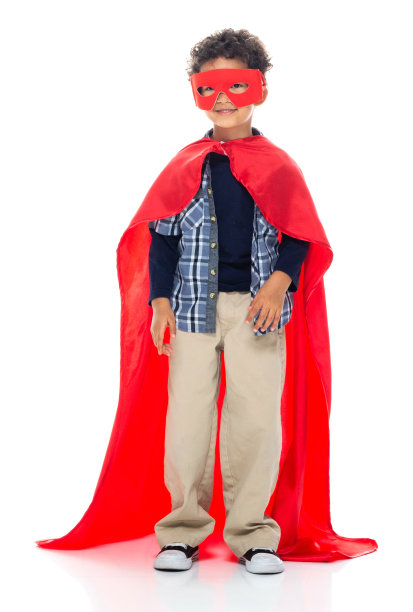 男孩超级英雄站在白色背景前戴着眼罩图片下载