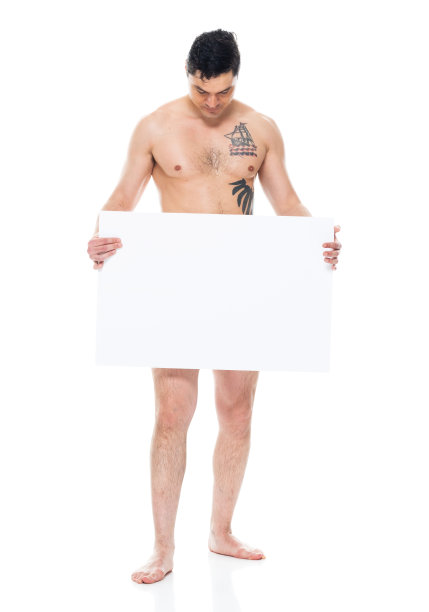 白人男性站在白色背景前，穿着平角短裤，举着标语图片下载