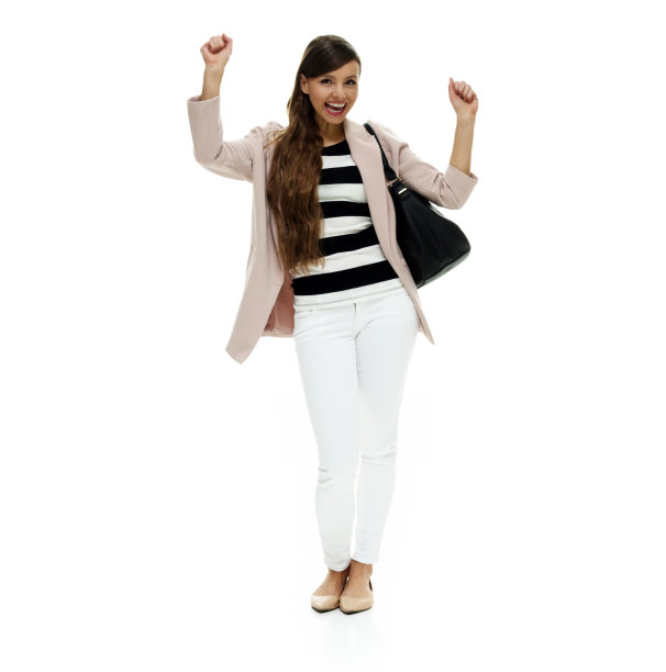 白人女性站在白色背景前，穿着外套，拿着钱包图片下载
