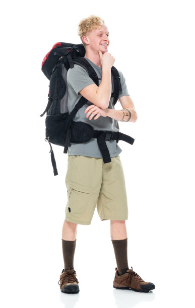 白人年轻男性背包客在前面的白色背景穿着t恤和拿着包图片下载