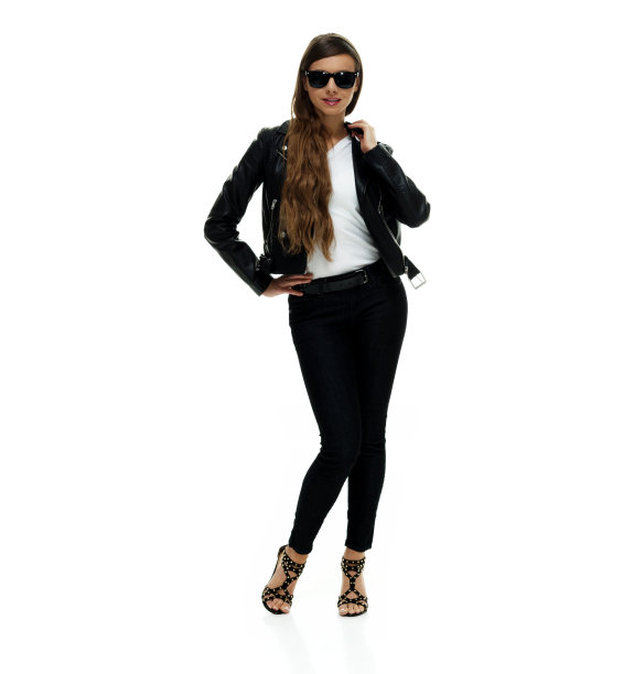 白人女性站在白色背景前，戴着墨镜，拿着钱包图片下载