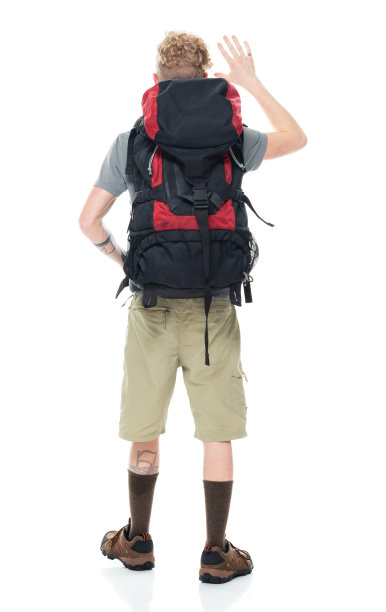 白人男性背包客在前面的白色背景穿着衬衫和拿着包图片下载