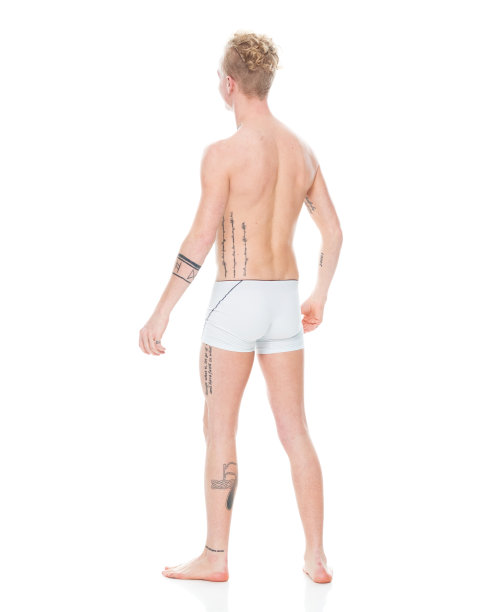 白人年轻男性穿着内衣站在白色背景前图片下载