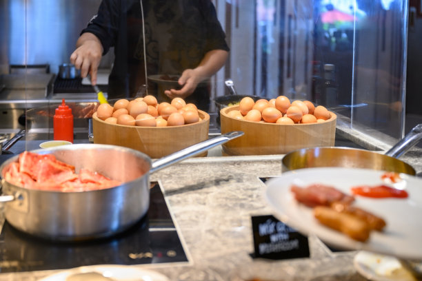 厨师在商业厨房准备煎蛋图片下载