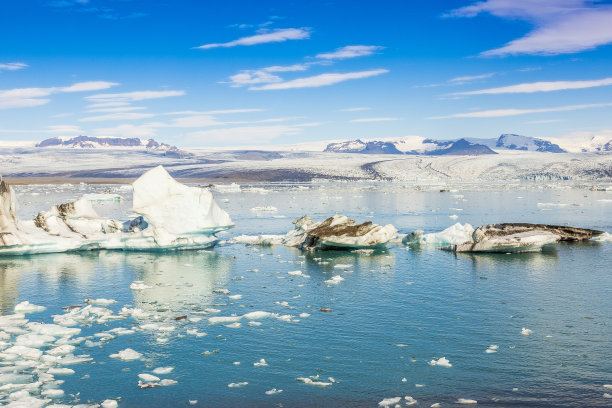 Joekularson冰川泻湖的全景照片，在夏季白天漂浮的冰山图片下载