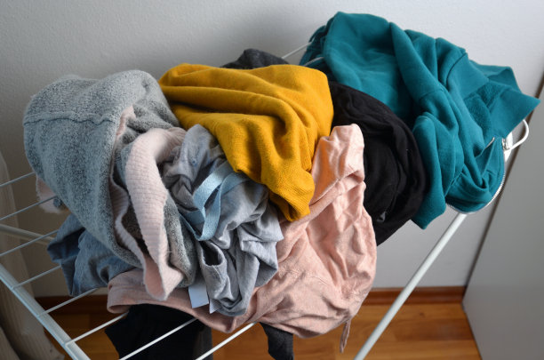 衣架上的一堆衣服图片下载