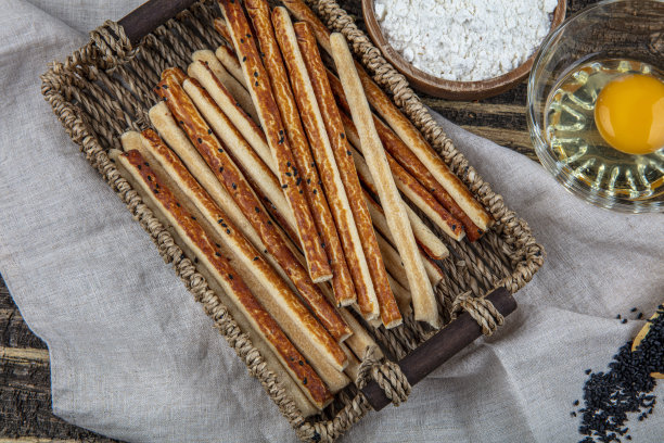 格里森尼，松脆的稻草和黑色的种子种子在木背景。图片下载