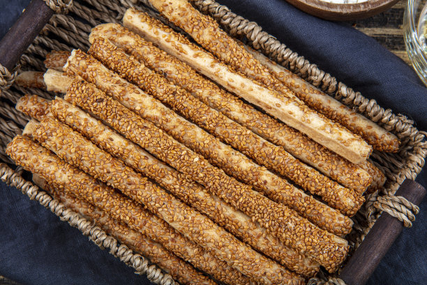 木桌上的玻璃罐里放着一串自制的grissini面包棒图片下载