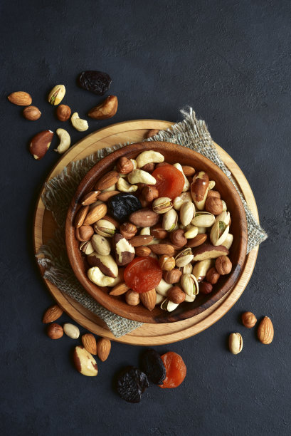 装有各种干果和坚果的木碗图片下载