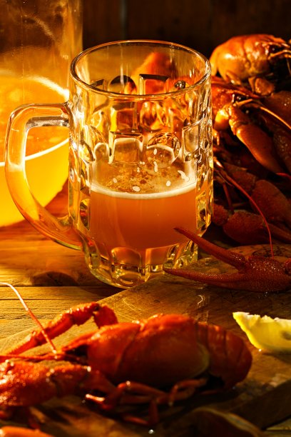 木桌上放着小龙虾和啤酒图片下载