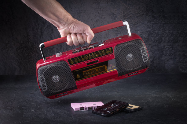 黑色背景上的老式收录机图片下载