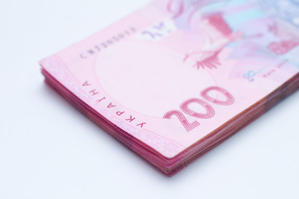 许多面额为200乌克兰格里夫尼亚的新纸币被孤立在白色背景和阴影上。欧洲货币交换。乌克兰货币。有选择性的重点图片下载