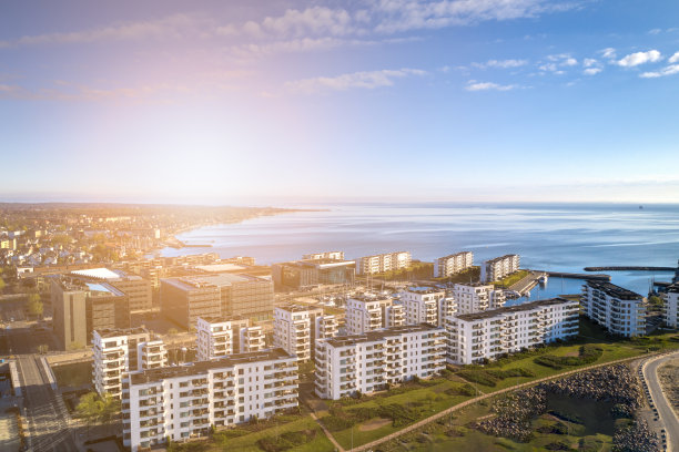 图堡港:海边的现代建筑图片下载