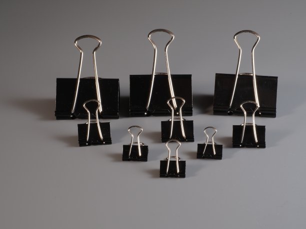 一套装回形针的文具图片下载