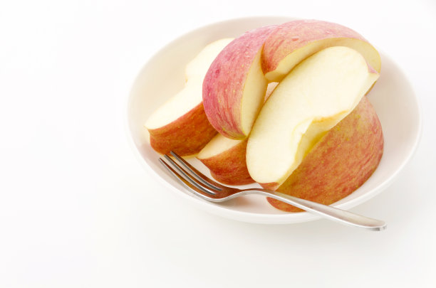 盘子上的新鲜苹果片，白色背景图片下载