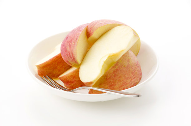 盘子上的新鲜苹果片，白色背景图片下载