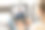 从女孩肩膀上看，用笔记本打电话图片下载