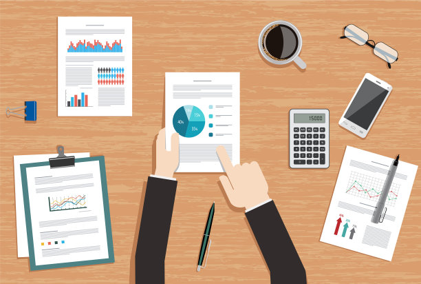 坐在办公桌前分析数据的商人图片下载