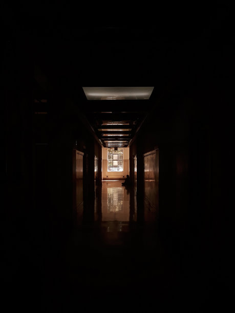 黑暗走廊尽头的光。图片下载