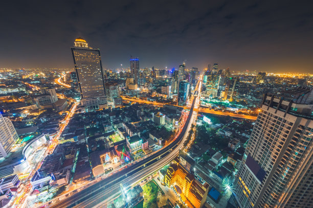 泰国曼谷市中心，阿索克，Silom, CBD Sathorn的空中步道narathiwassathorn和空中火车站Chong Nonsi图片下载