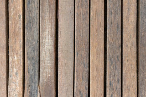 旧的垃圾色深棕色木面板图案与美丽的抽象纹理表面纹理，垂直条纹背景或背景。板、硬木。图片下载