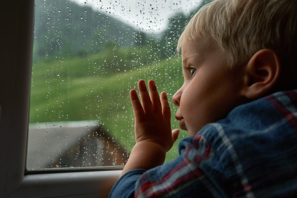 小男孩сute看雨图片下载