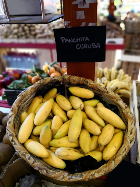 篮子异国水果panchita curuba(各种百香果，granadilla)在食品店在兰萨罗特，加那利群岛图片下载