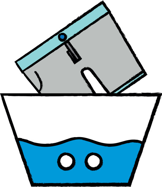 用清水将短裤浸泡在桶中图片下载