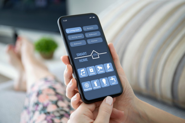 女性手持手机，屏幕上有智能家居应用程序图片下载
