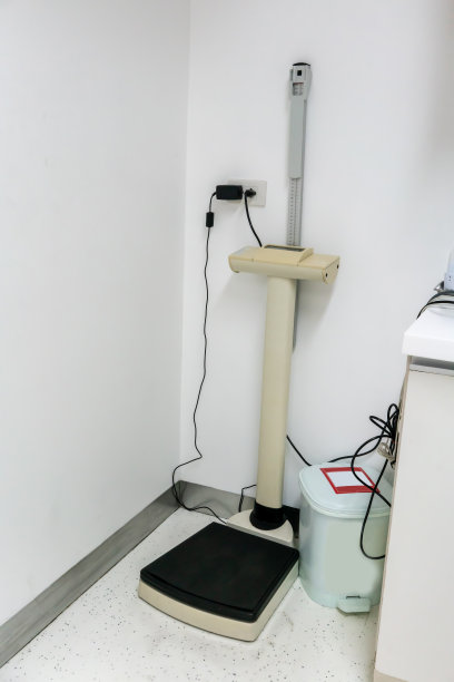 医疗身高和体重秤与数字屏幕为标准检查在医院图片下载