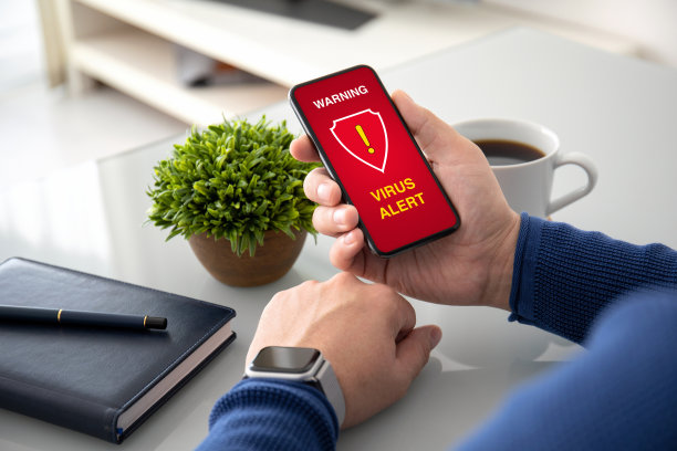 男子双手拿着手表手持手机警告病毒警报警报图片下载