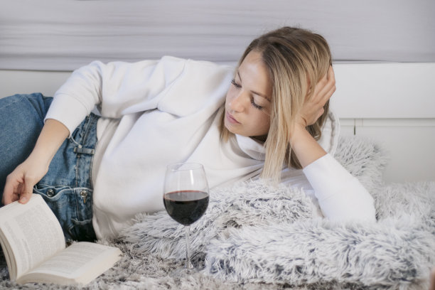 漂亮的年轻女子呆在家里图片下载