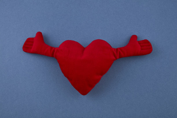 红色心形孤立在白色背景上图片下载