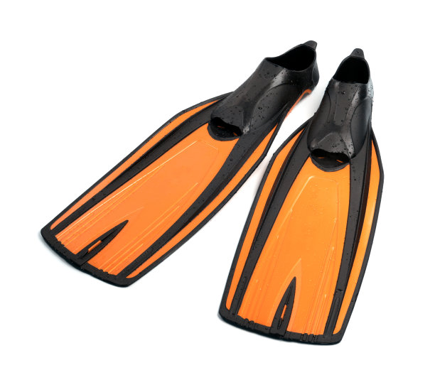 一对带有水滴的游泳鳍图片下载