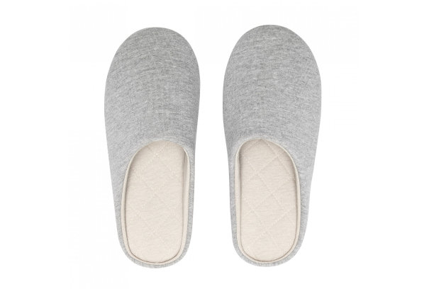 一双空白软灰色家拖鞋，设计模型。酒店浴室拖鞋顶视图孤立的白色背景。清亮温暖的国产凉鞋或运动鞋。床鞋配件鞋。图片下载