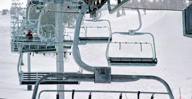 冬天，滑雪胜地的滑雪缆车载着滑雪者上山图片下载