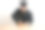 穿着黑色制服的年轻男厨师用刀切面包图片下载