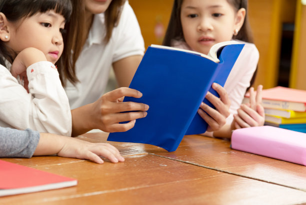 教育形象，亚洲儿童在学校图书馆快乐学习。和老师一起读书图片下载