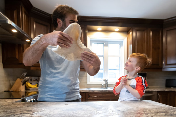 爸爸和红发小男孩自制披萨图片下载
