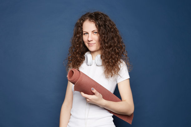 检疫隔离的概念。在室内练习运动的妇女。图片下载