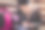 可爱的女孩在公园长凳上做作业图片下载