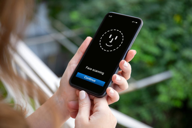 女性手握手机，屏幕上有面部识别扫描图片下载