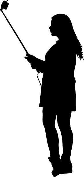 女人用智能手机自拍的剪影图片下载