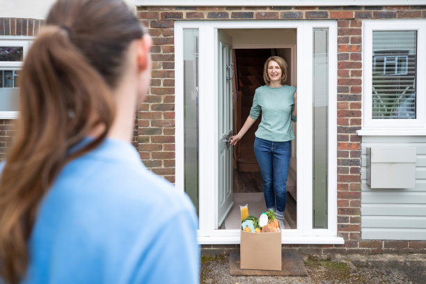 新冠肺炎大流行期间观察安全社交距离图片下载